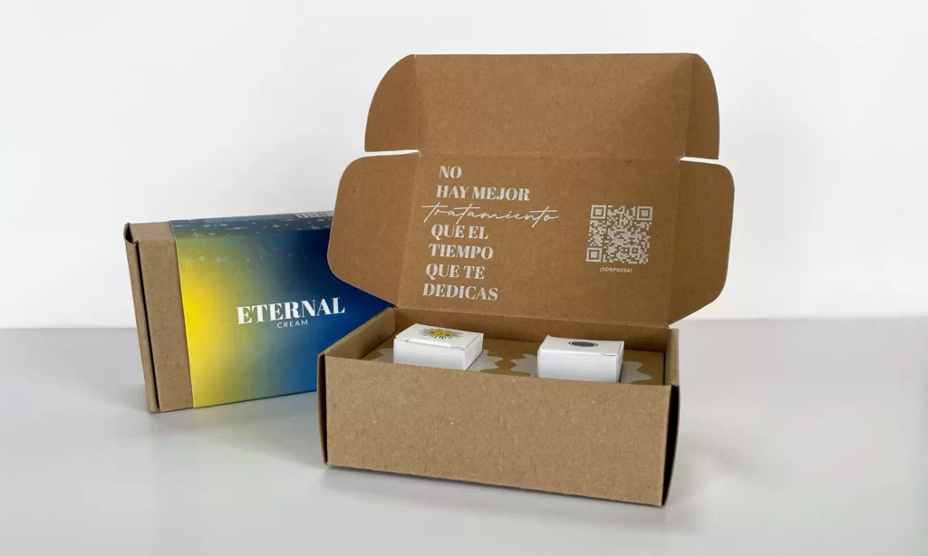 Caja Kraft abierta impresa en tinta blanca donde muestra el producto 