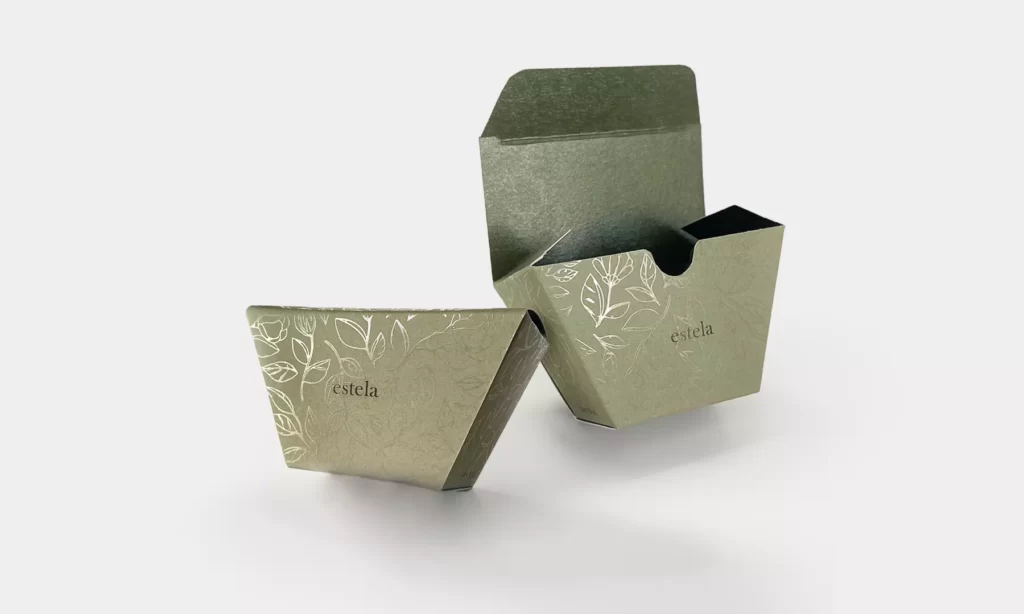 Caja verde con forma personalizada para perfume, impresión a color con registro a barniz.