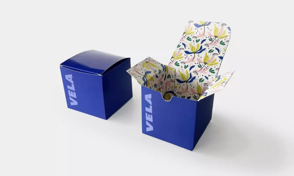 Diseño de caja cuadrada para velas con sus interiores impresos más llamativos que el exterior.