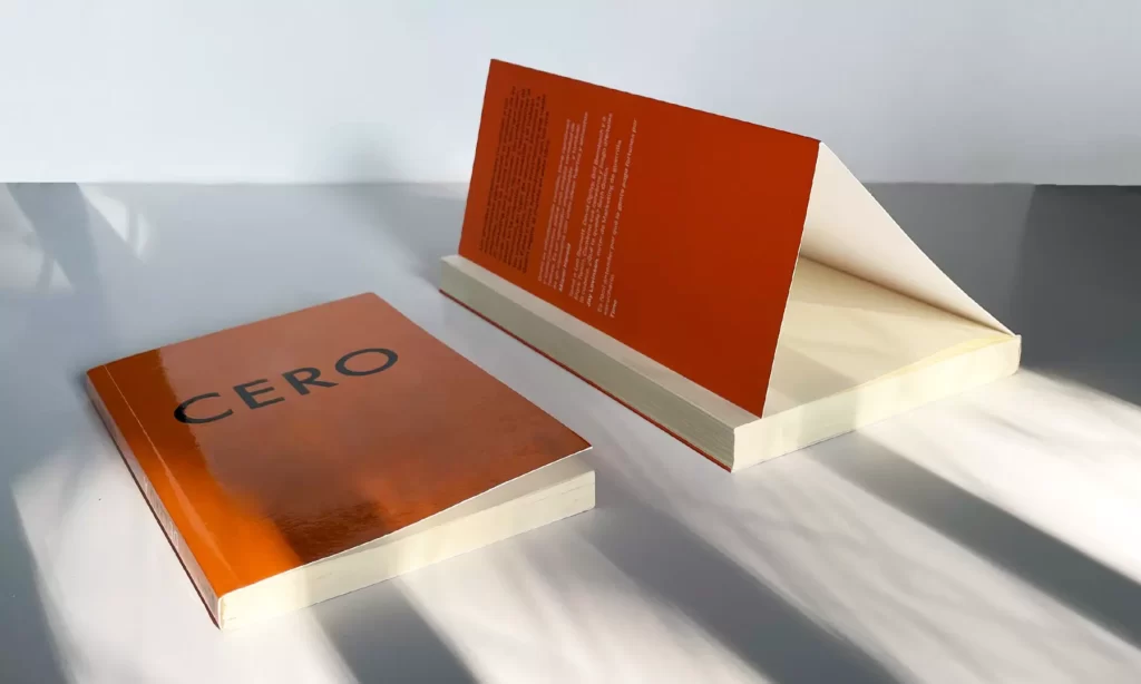 Libros naranjas con solapa en pasta blanda