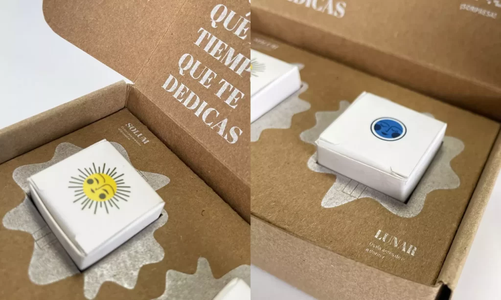 Vista a detalle de caja kraft abierta con impresión en tinta blanca donde muestra su producto impreso a color con barniz a registro.