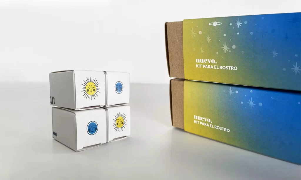 Cajas de empaque y producto en vista isométrica.