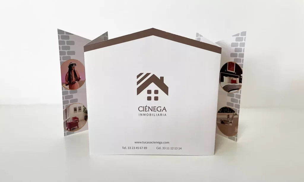 Vista posterior de volante con diseño de casa para agencia inmobiliaria