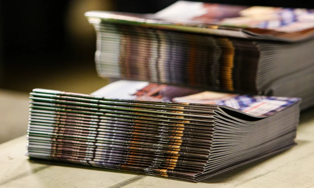 BLOG-LA-REVOLUCION-DE-LA-IMPRESION-BAJO-DEMANDA-APILADO-DE-REVISTAS-ENGRAPADAS