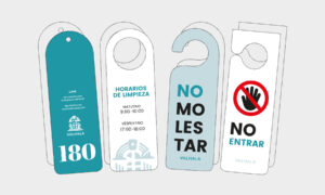 Lee más sobre el artículo Impacta visualmente a tus clientes con colgantes para puerta